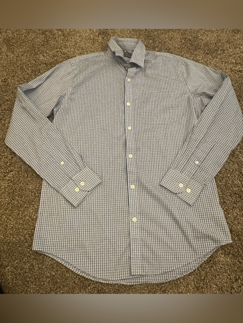 Men’s Shirt Size Small 14-14 1/2 
Van Heusen Traveler